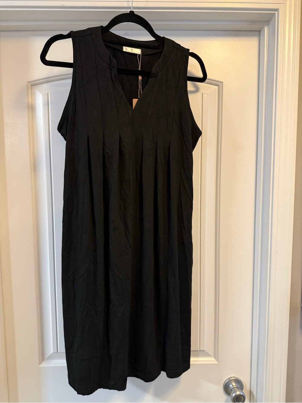 It Sleeveless Black V-Neck Midi Dress